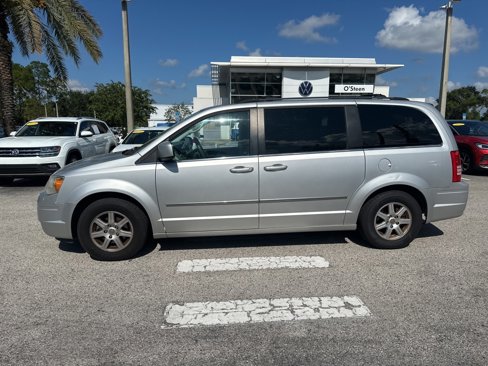 Used 2010 Chrysler Town & Country Touring w/ Family Value Group image 8