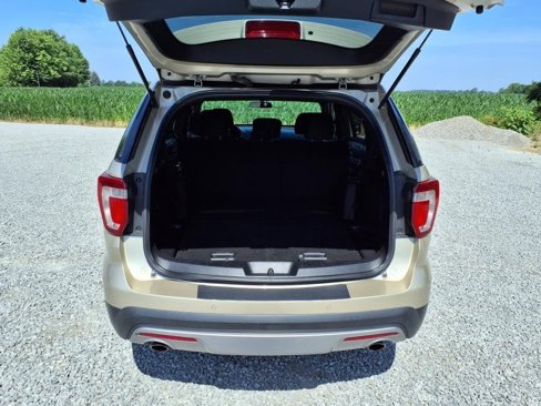 Used 2017 Ford Explorer XLT image 29