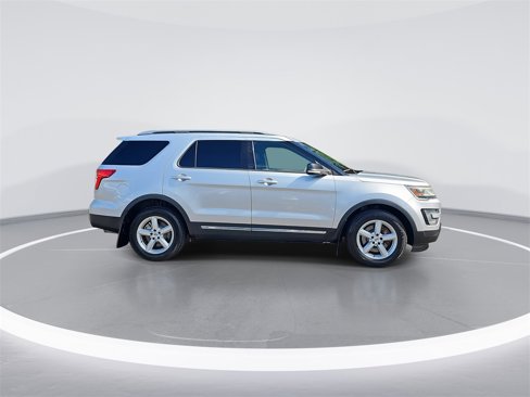 Used 2017 Ford Explorer XLT w/ Equipment Group 202A image 4