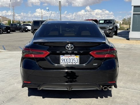 Used 2018 Toyota Camry SE image 4