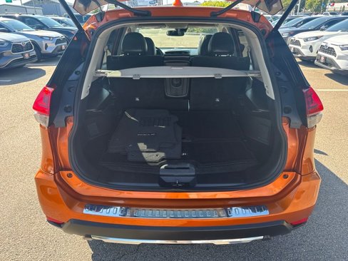 Used 2018 Nissan Rogue SL w/ Premium Package image 11