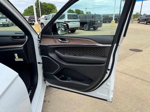 New 2025 Jeep Grand Cherokee L Summit w/ Luxury Tech Group V image 26