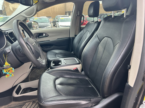 Used 2022 Chrysler Pacifica Touring-L image 4