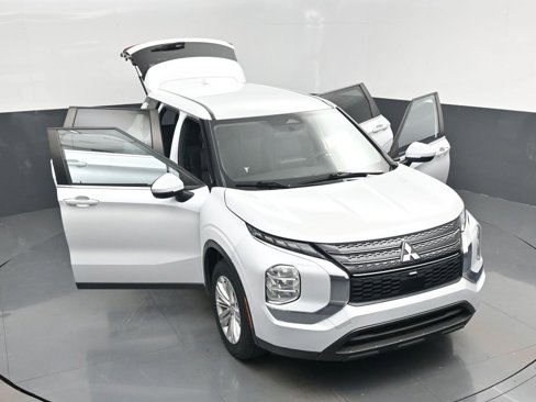 Used 2022 Mitsubishi Outlander ES image 39