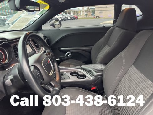 Used 2015 Dodge Challenger SXT image 9