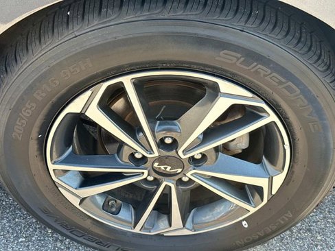 Used 2023 Kia Forte LXS image 13