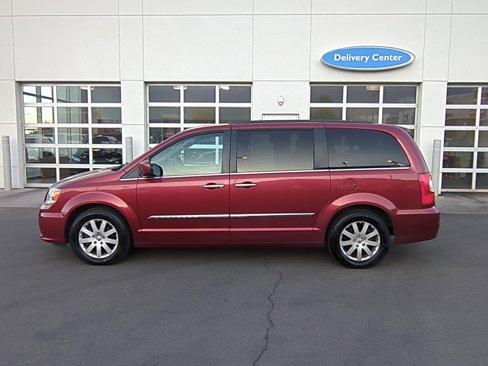 Used 2016 Chrysler Town & Country Touring w/ Driver Convenience Group image 9