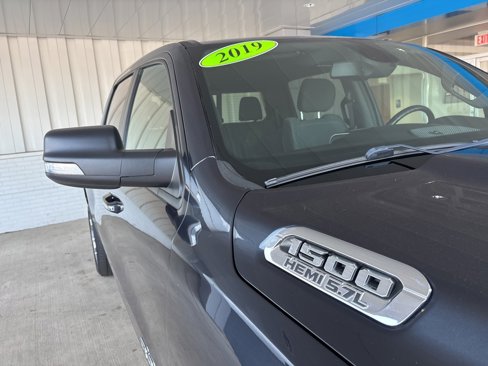 Used 2019 RAM 1500 4x4 Crew Cab image 33