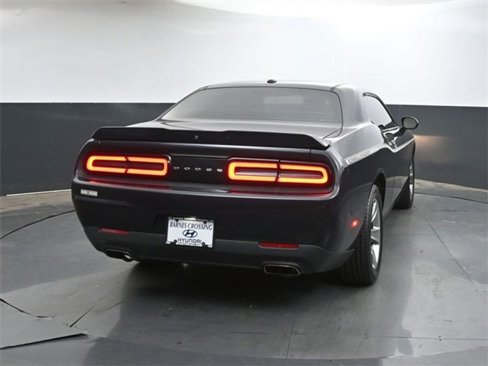 Used 2019 Dodge Challenger SXT image 6