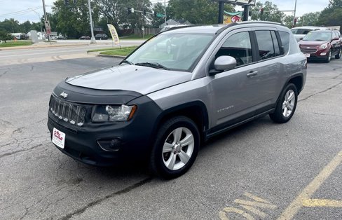 Used 2016 Jeep Compass Latitude image 2