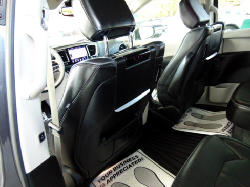 Used 2018 Chrysler Pacifica Limited w/ Tire & Wheel Group image 33