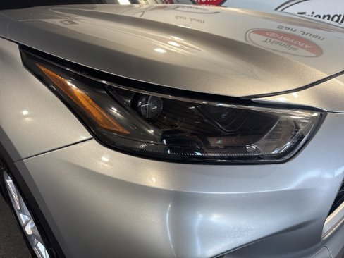 Used 2022 Toyota Highlander LE image 9