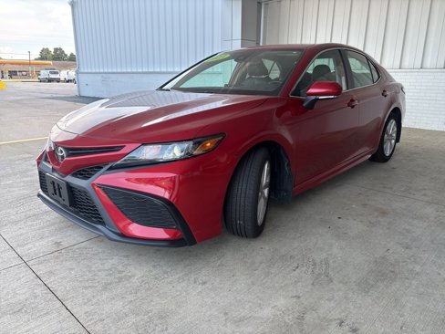 Used 2023 Toyota Camry SE image 3