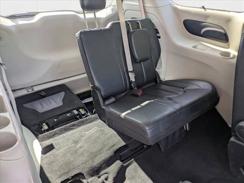 Used 2022 Chrysler Pacifica Touring-L image 18