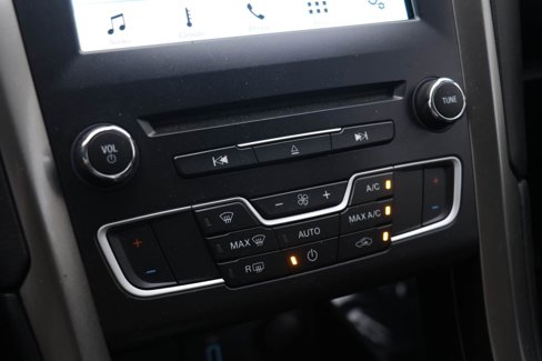 Used 2017 Ford Fusion SE w/ Equipment Group 201A image 6