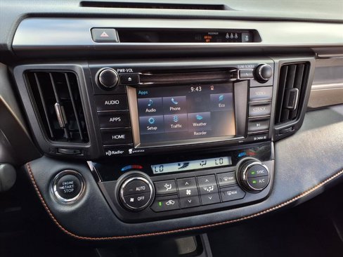 Used 2018 Toyota RAV4 SE image 18