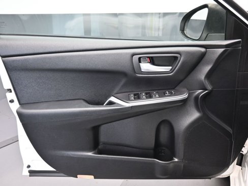 Used 2016 Toyota Camry LE image 9