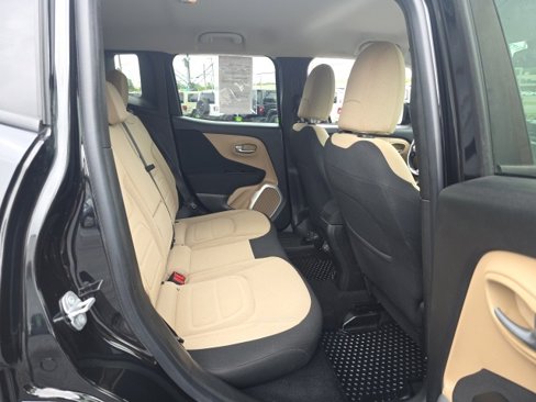 Used 2018 Jeep Renegade Latitude w/ Cold Weather Group image 37
