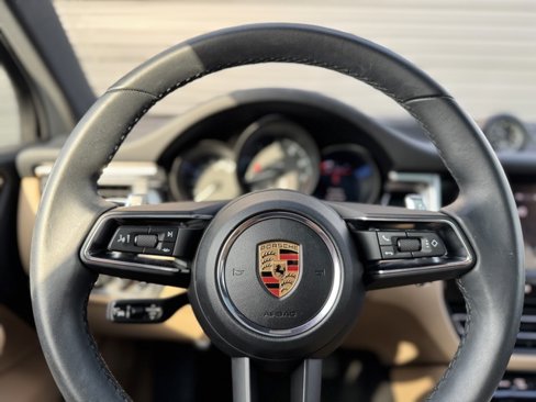 Certified 2025 Porsche Macan image 16