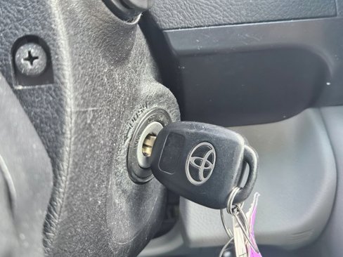 Used 2016 Toyota Camry LE image 18