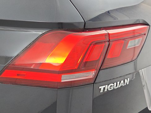 Used 2018 Volkswagen Tiguan S image 32