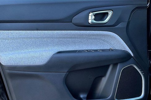 New 2025 Jeep Compass Latitude image 19