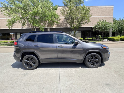 Used 2018 Jeep Cherokee Latitude w/ Altitude Package image 7