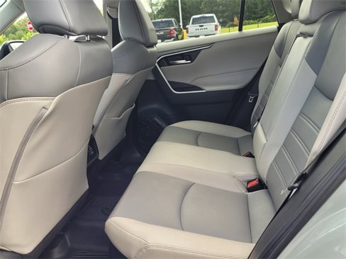 Used 2022 Toyota RAV4 XLE Premium image 7