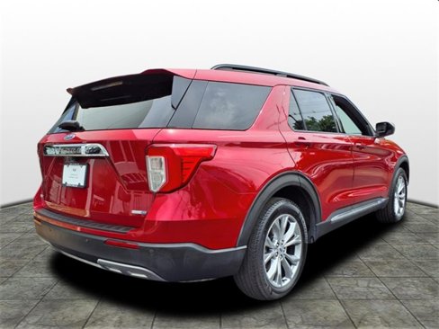 Used 2020 Ford Explorer XLT w/ Equipment Group 202A image 3