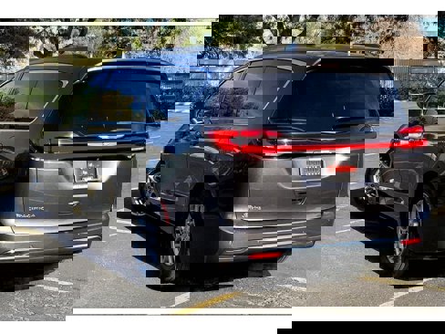 Used 2022 Chrysler Pacifica Touring image 12