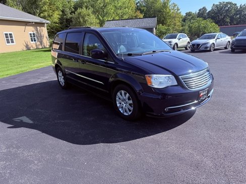 Used 2015 Chrysler Town & Country Touring image 3