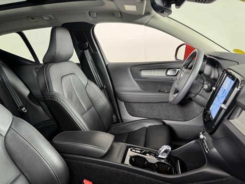 Certified 2024 Volvo XC40 B5 Plus image 2