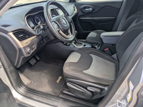 Used 2016 Jeep Cherokee Sport image 16