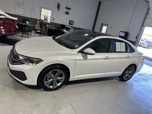 Used 2024 Volkswagen Jetta SE image 3