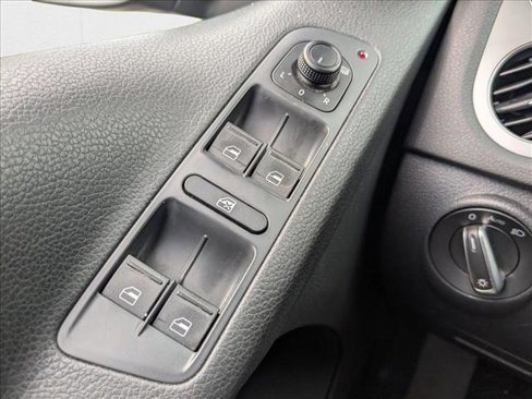 Used 2016 Volkswagen Tiguan S image 11