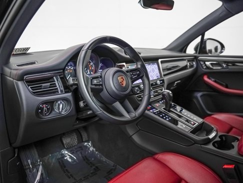 Certified 2024 Porsche Macan image 4