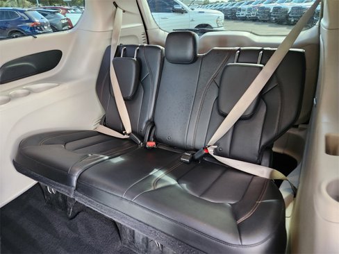 Used 2018 Chrysler Pacifica Touring-L image 9