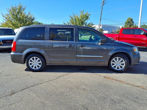 Used 2016 Chrysler Town & Country Touring image 29