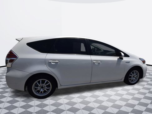 Used 2017 Toyota Prius V Two image 6