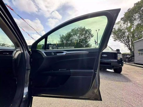 Used 2017 Ford Fusion SE w/ Fusion SE Technology Package image 32