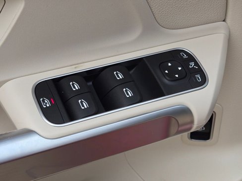 Used 2021 Mercedes-Benz GLB 250 w/ Premium Package image 28