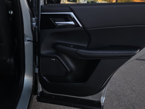 New 2025 Mitsubishi Outlander SE image 20