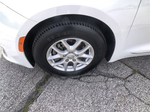 Used 2020 Chrysler Pacifica Touring-L image 10