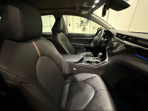 Used 2020 Toyota Camry XLE image 32