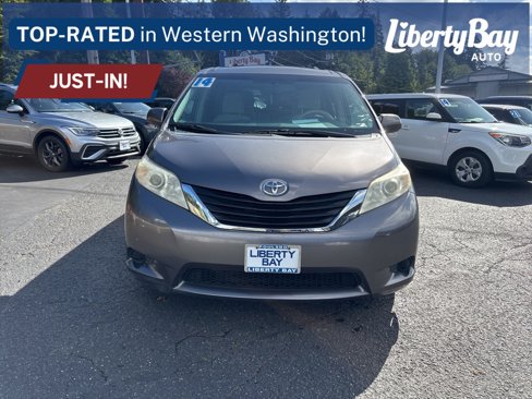 Used 2014 Toyota Sienna LE image 2