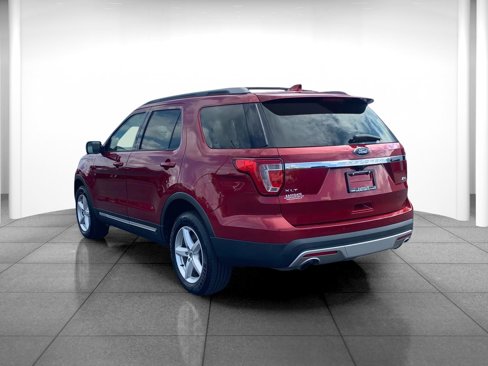 Used 2017 Ford Explorer XLT image 5