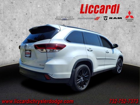 Used 2019 Toyota Highlander SE image 2