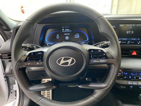 Used 2025 Hyundai Elantra Sport image 30