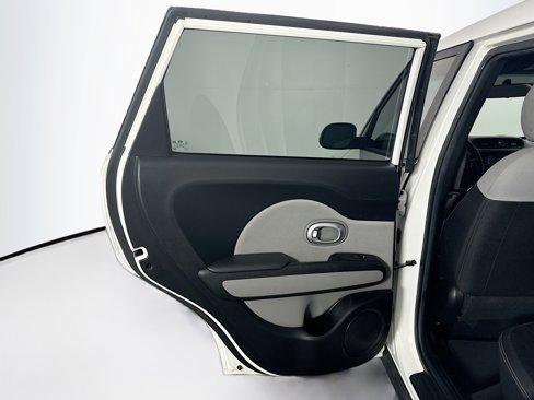 Used 2016 Kia Soul + image 24