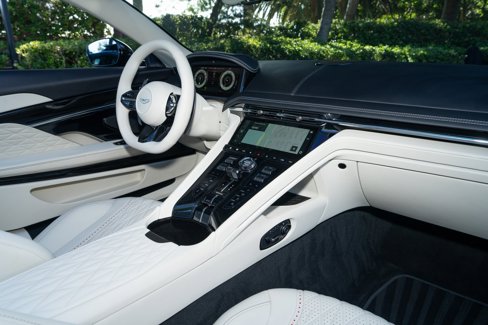 Used 2025 Aston Martin DB12 Convertible image 17